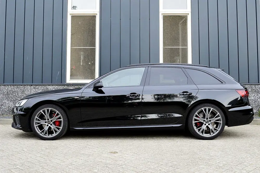 Audi A4 40 TFSI quattro S edition Competition Rijk uit 2024, foto 2