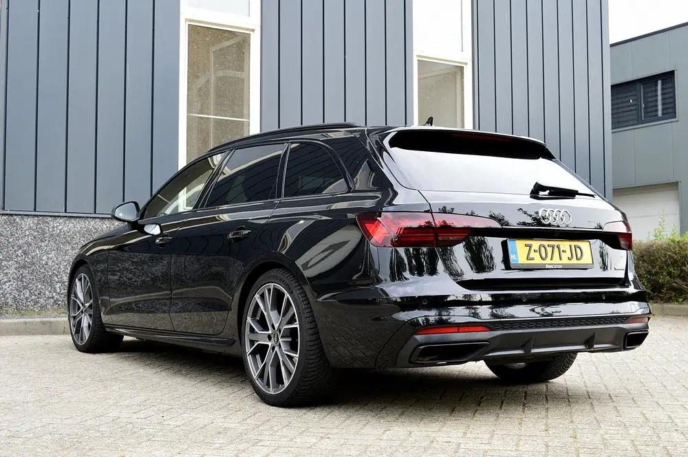 Audi A4 40 TFSI quattro S edition Competition Rijk uit 2024, foto 3