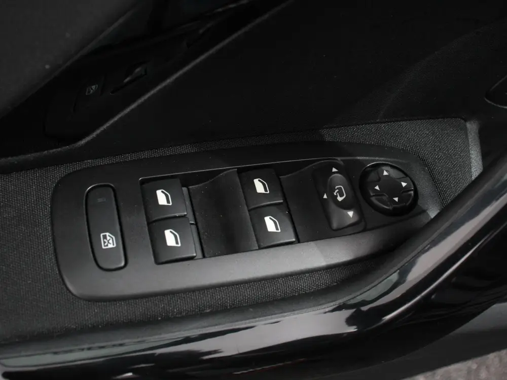 Peugeot 208 1.2 PureTech 110pk Automaat Allure Cruise uit 2019, foto 15