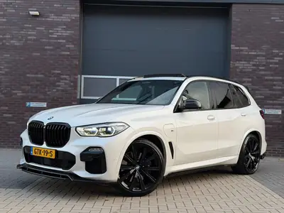 BMW X5 Xdrive45e PANO | M-STOELEN | LASER | 22 INCH | FULL uit 2021