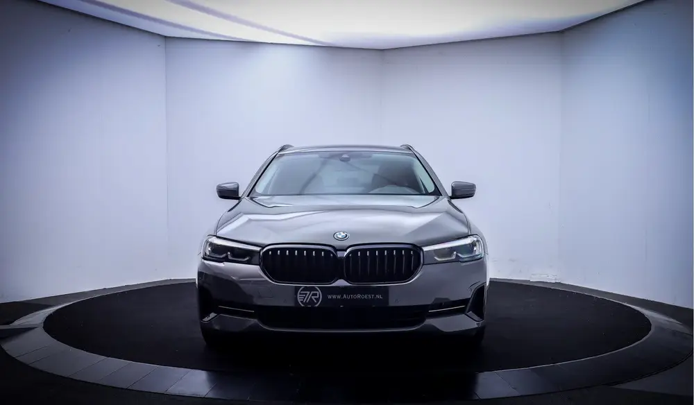 BMW 5-serie 5 Serie Touring 520e 204Pk BUSINESS Editio uit 2022, foto 2