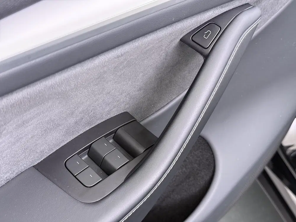 Tesla Model Y Long Range AWD 75 kWh SOH 98% uit 2024, foto 19