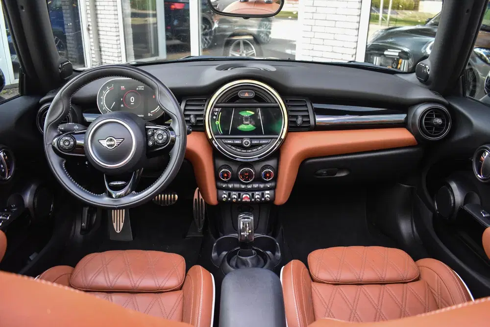 Mini Cabrio 1.5 Cooper Aut. JCW Pack Leder Navi Pro Ap uit 2021, foto 2