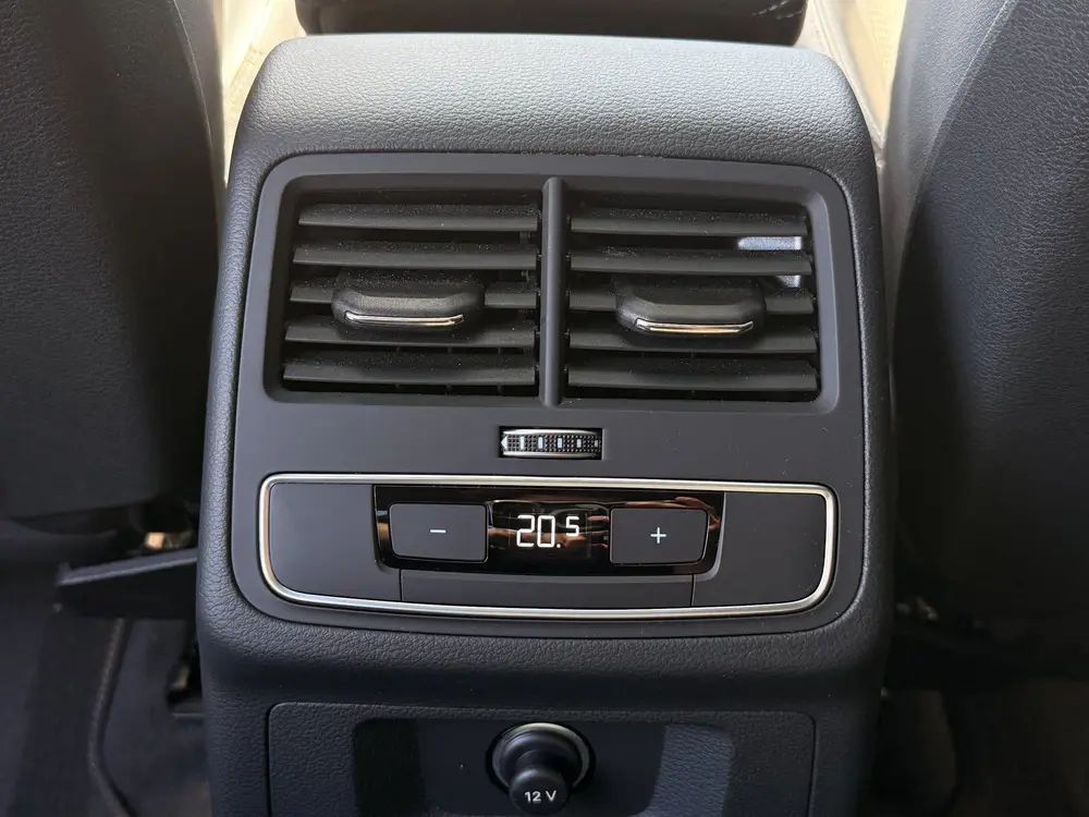 Audi A4 35 TFSI S Edition Competiton uit 2022, foto 11