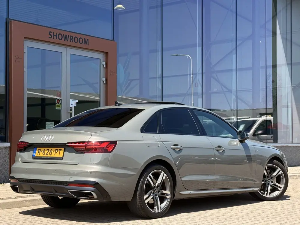 Audi A4 35 TFSI S Edition Competiton uit 2022, foto 12