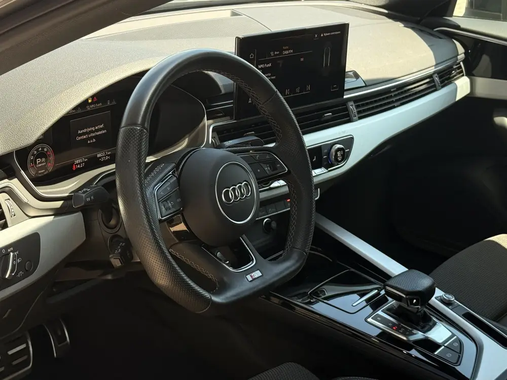 Audi A4 35 TFSI S Edition Competiton uit 2022, foto 2