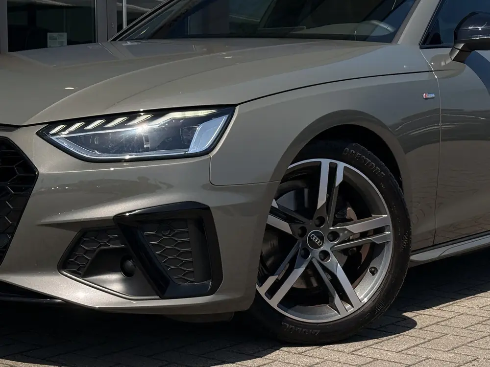 Audi A4 35 TFSI S Edition Competiton uit 2022, foto 4