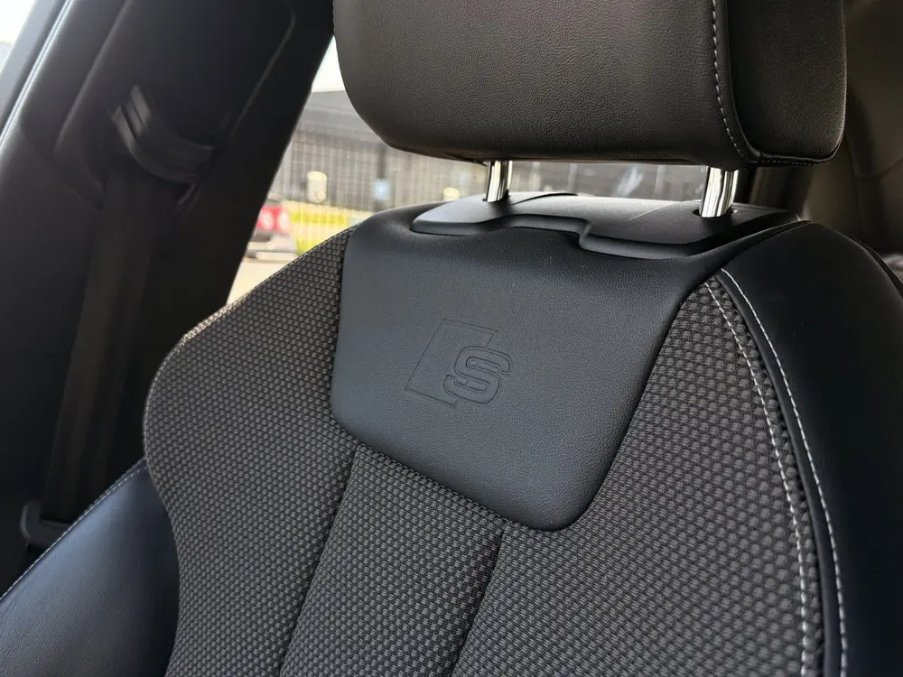 Audi A4 35 TFSI S Edition Competiton uit 2022, foto 6