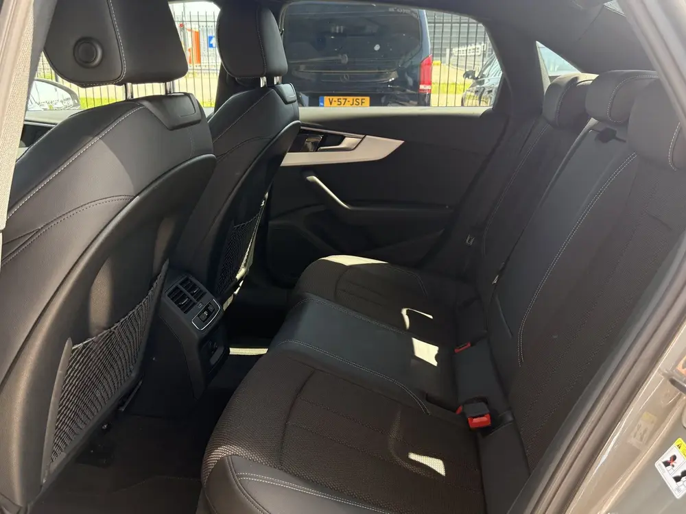 Audi A4 35 TFSI S Edition Competiton uit 2022, foto 8