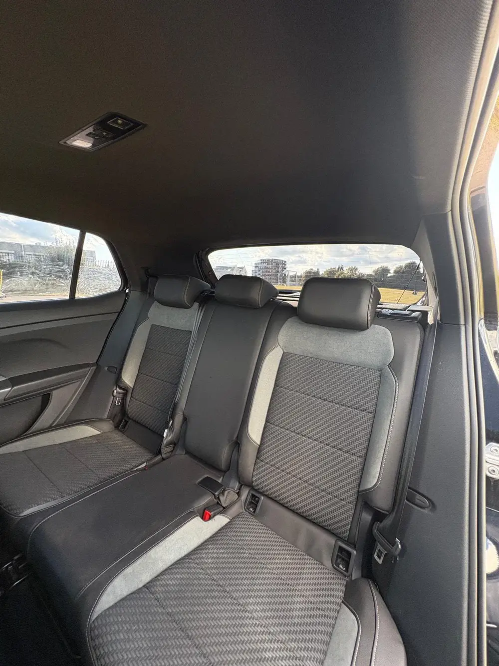 Volkswagen T-Cross R-Line 1.0 TSI 115PK 7-DSG 2019 zwart uit 2019, foto 8