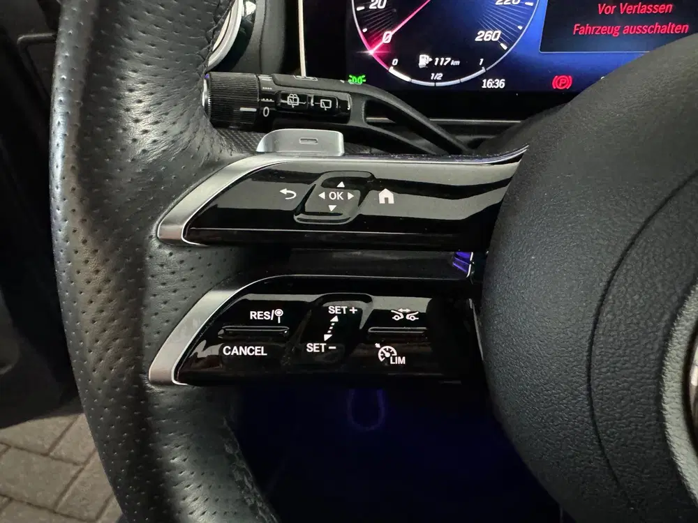 Mercedes-Benz C-Klasse 300 e AMG Pano uit 2023, foto 15