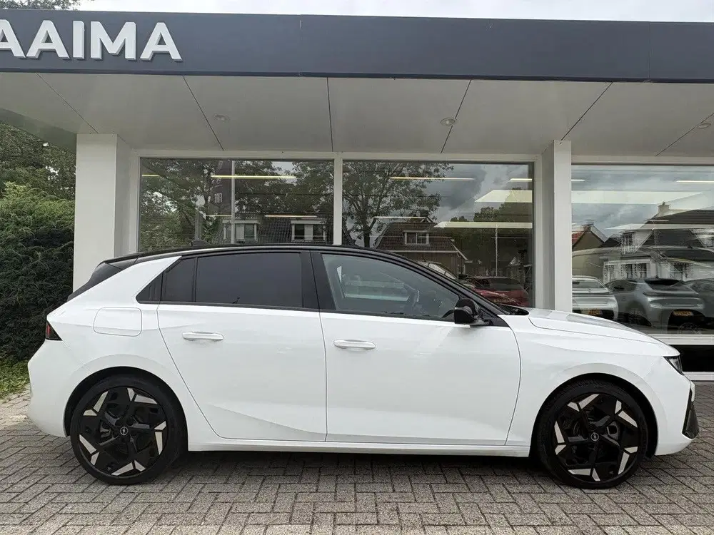 Opel Astra 1.6T 225pk Plug In Hybrid GSe uit 2024, foto 2