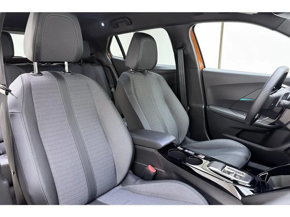 Peugeot 2008 1.2T Allure Pack 130pk uit 2023, foto 13