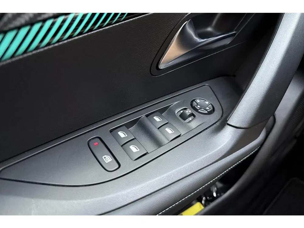 Peugeot 2008 1.2T Allure Pack 130pk uit 2023, foto 17