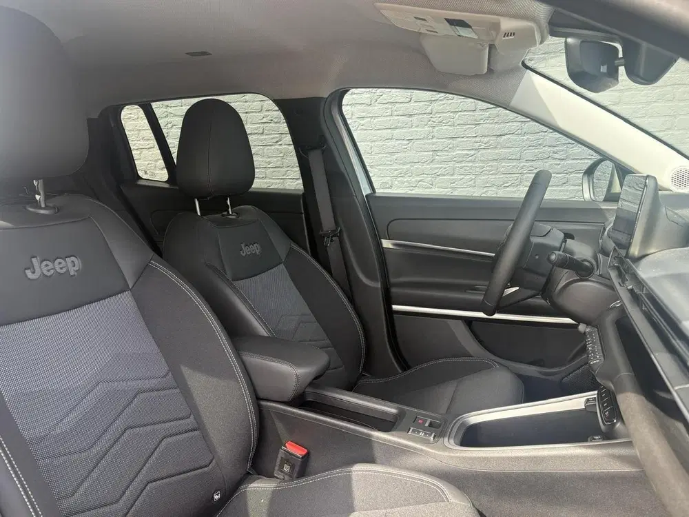 Jeep Avenger Summit 54 kWh uit 2025, foto 12