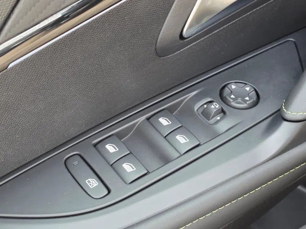 Peugeot 208 Hybrid 100pk GT Automaat uit 2024, foto 12