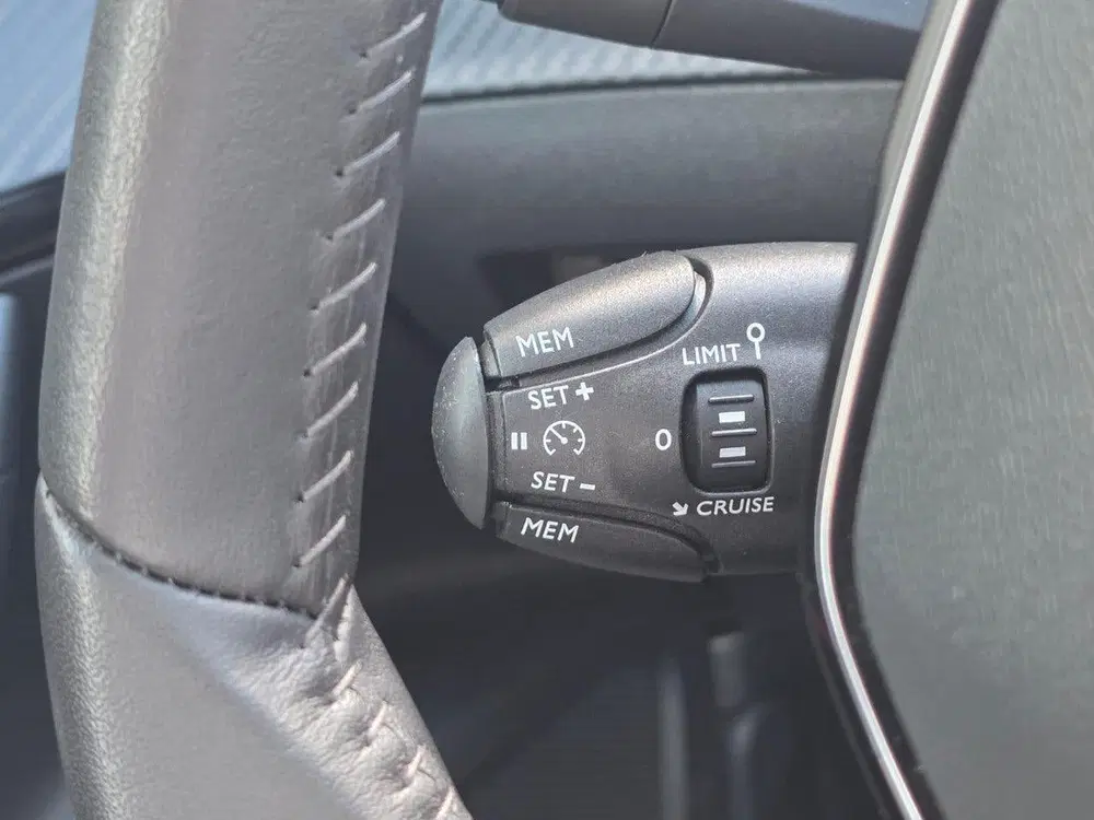 Peugeot 2008 EV Active 50 kWh Carplay uit 2023, foto 15