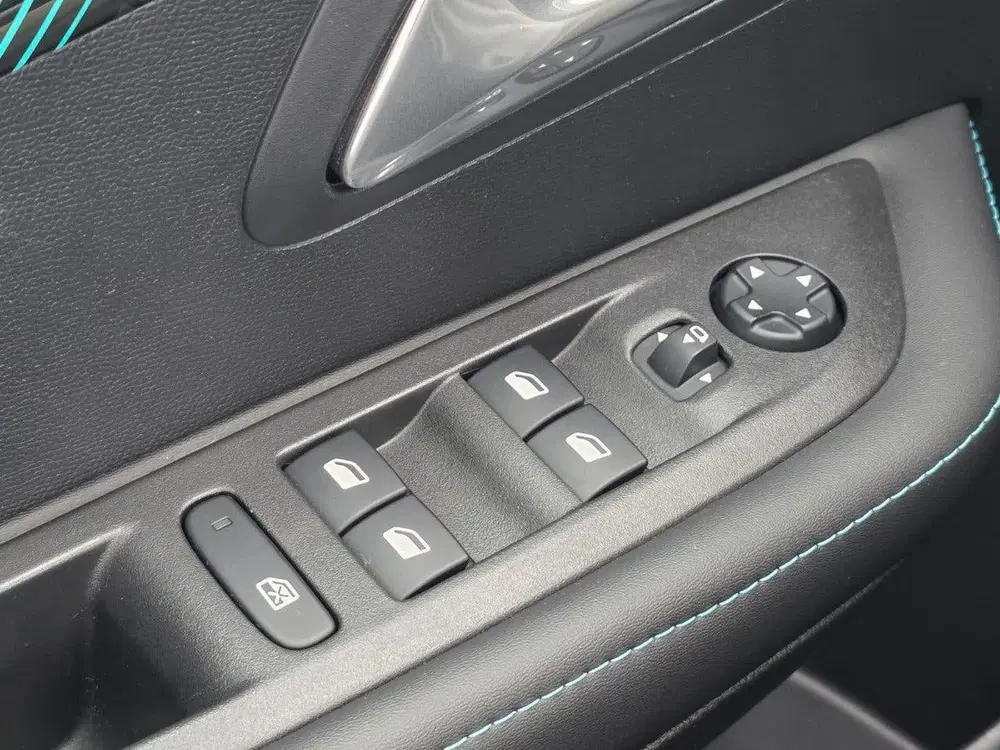 Peugeot 208 100pk Allure Navigatie uit 2021, foto 11