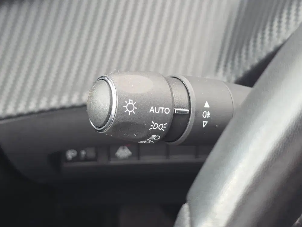Peugeot 208 100pk Allure Navigatie uit 2021, foto 14