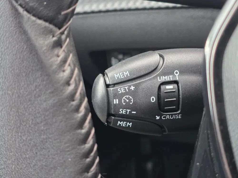 Peugeot 208 100pk Allure Navigatie uit 2021, foto 15