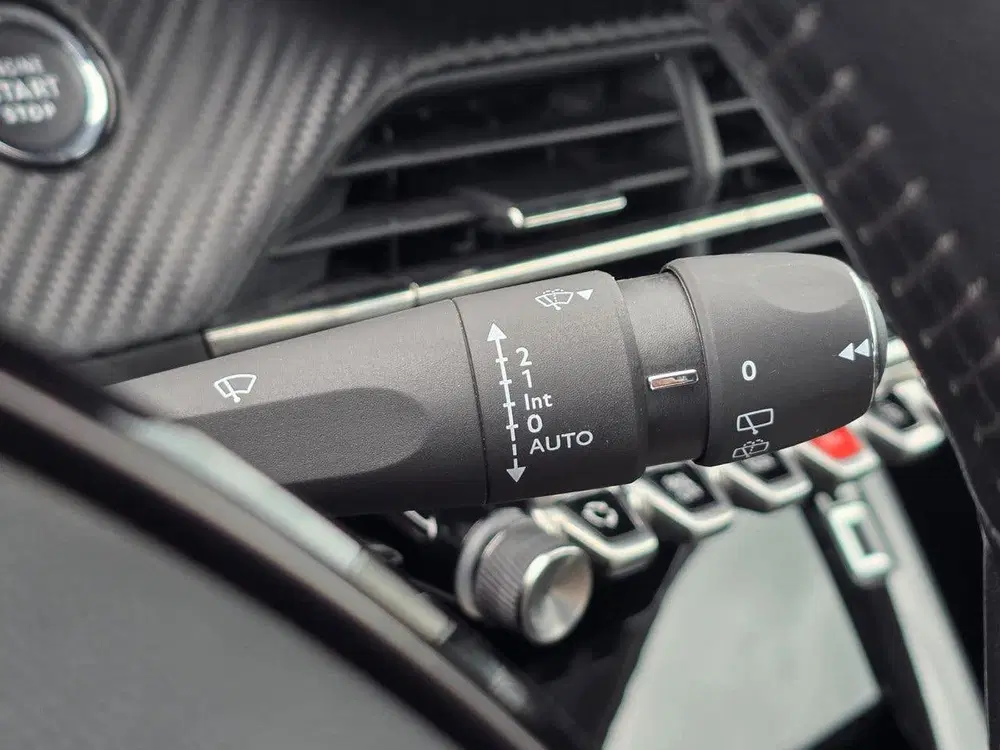 Peugeot 208 100pk Allure Navigatie uit 2021, foto 17
