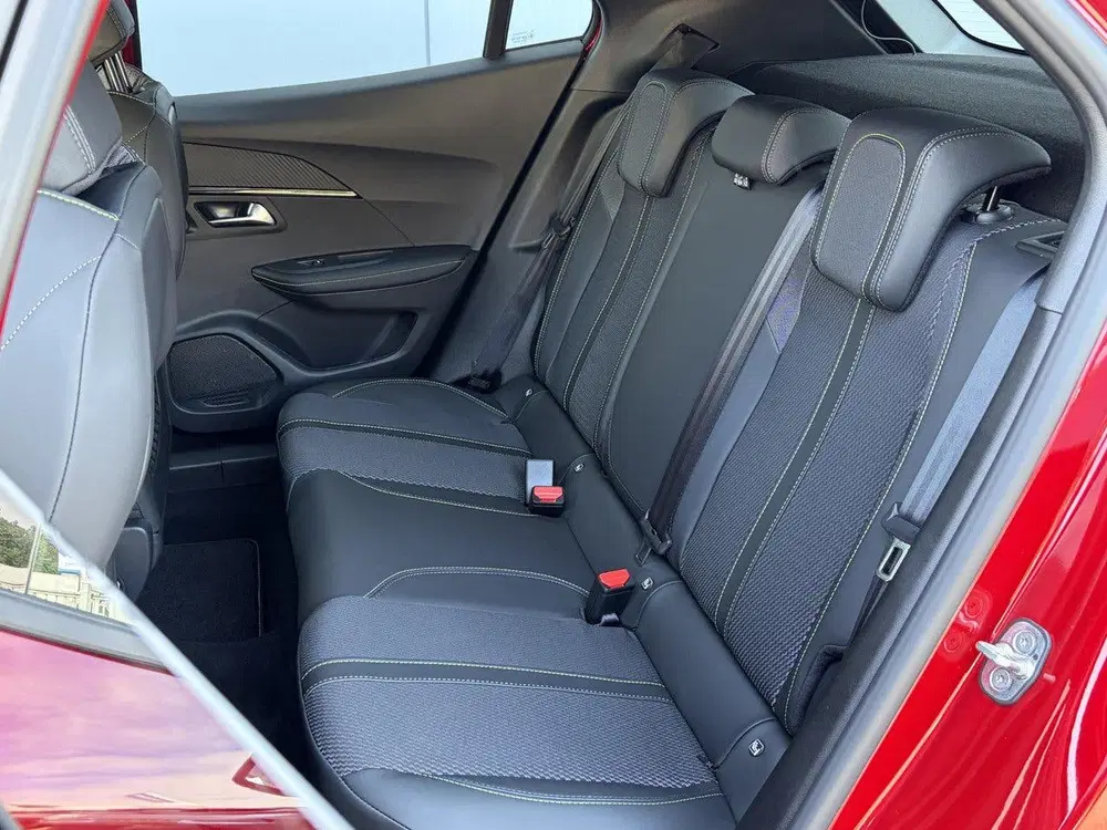 Peugeot 2008 1.2 Hybrid 145 GT uit 2026, foto 11