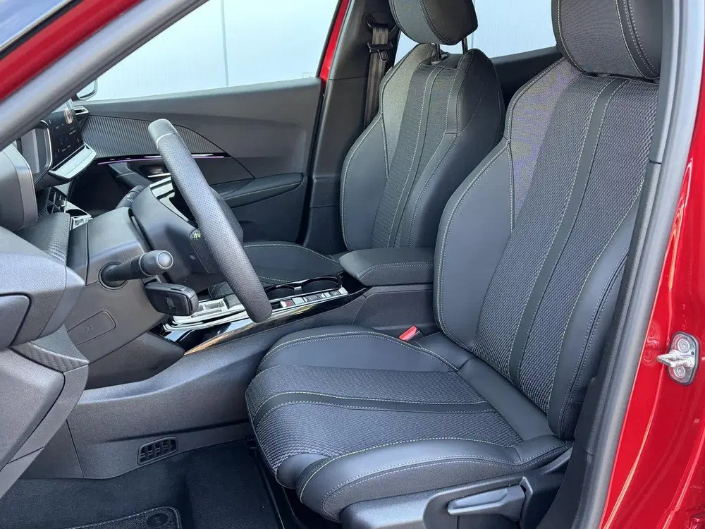 Peugeot 2008 1.2 Hybrid 145 GT uit 2026, foto 9