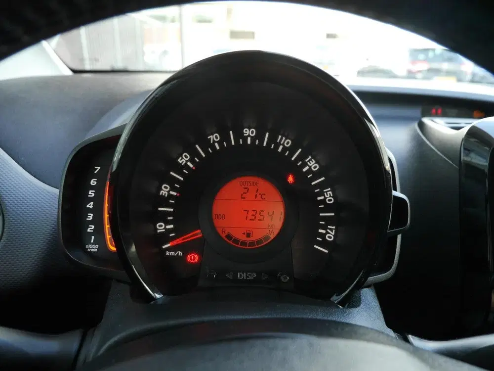 Peugeot 108 1.0 e-VTi Allure uit 2021, foto 16