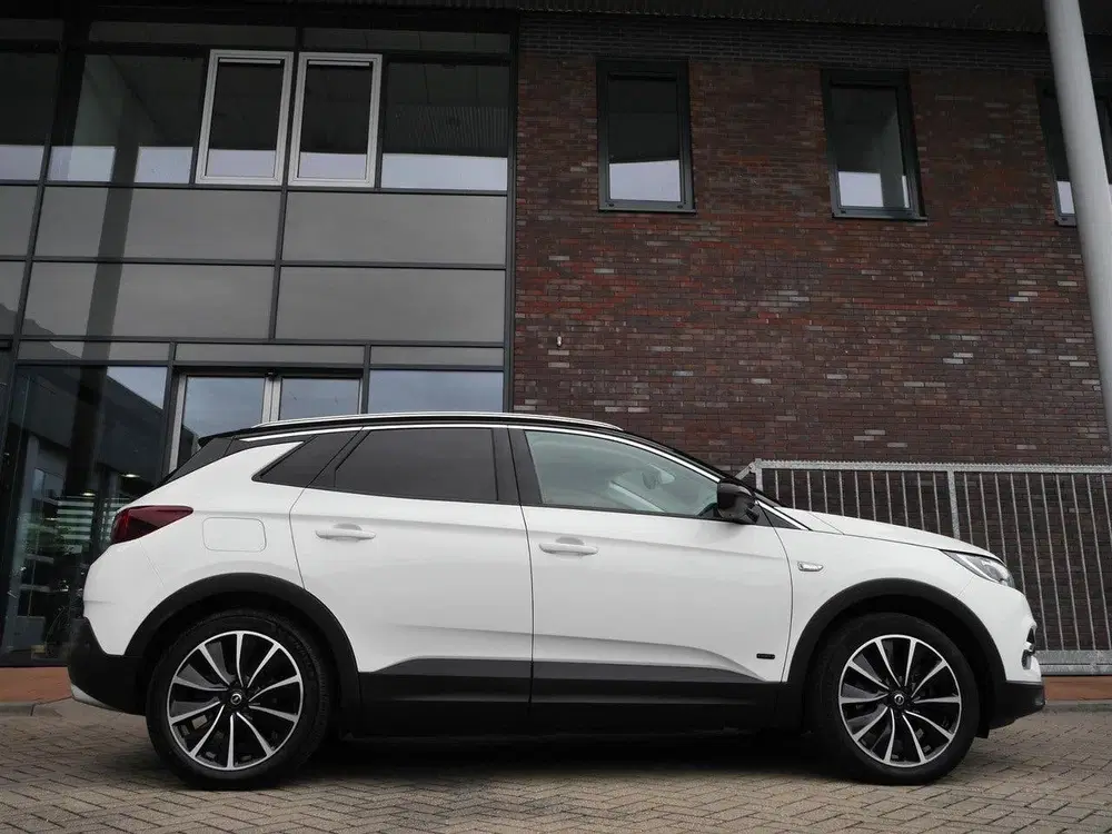 Opel Grandland X 1.6 Turbo Hybrid4 Ultimate uit 2020, foto 2