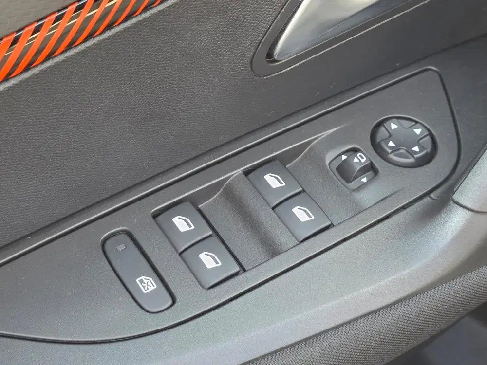 Peugeot 2008 1.2 130pk Active Pack Navigatie uit 2021, foto 11