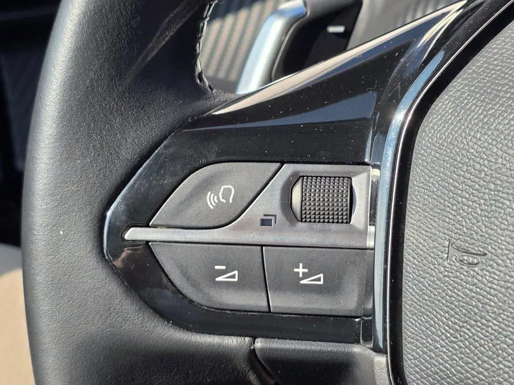 Peugeot 2008 1.2 130pk Active Pack Navigatie uit 2021, foto 13
