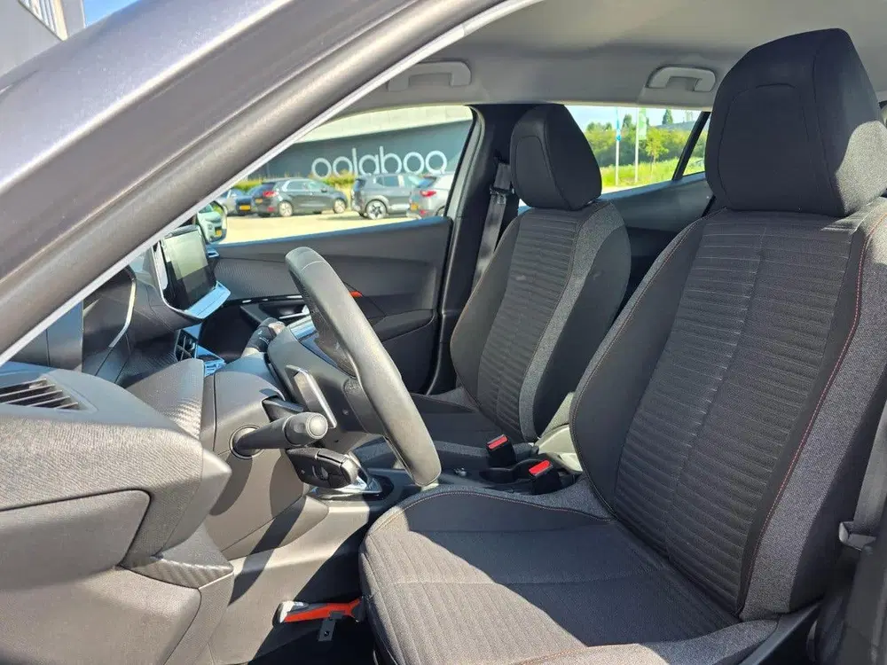 Peugeot 2008 1.2 130pk Active Pack Navigatie uit 2021, foto 7