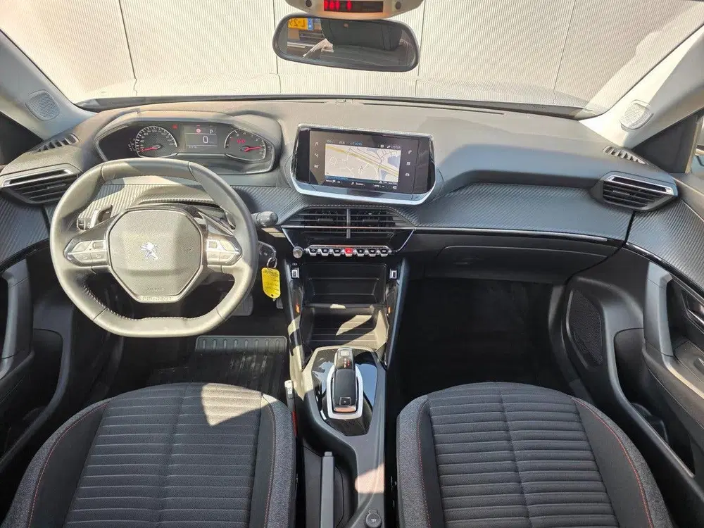Peugeot 2008 1.2 130pk Active Pack Navigatie uit 2021, foto 9
