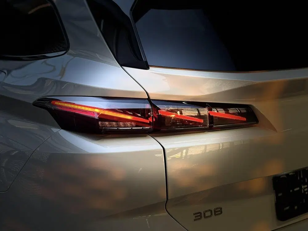 Peugeot 308 SW GT 1.6 HYbrid PHEV 225pk e-EAT8 uit 2024, foto 9
