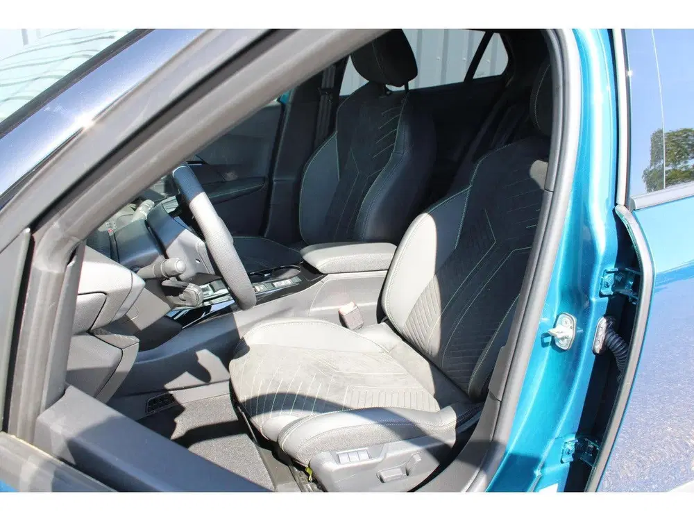 Peugeot 2008 1.2 Hybrid 145 GT Navigatie uit 2026, foto 10