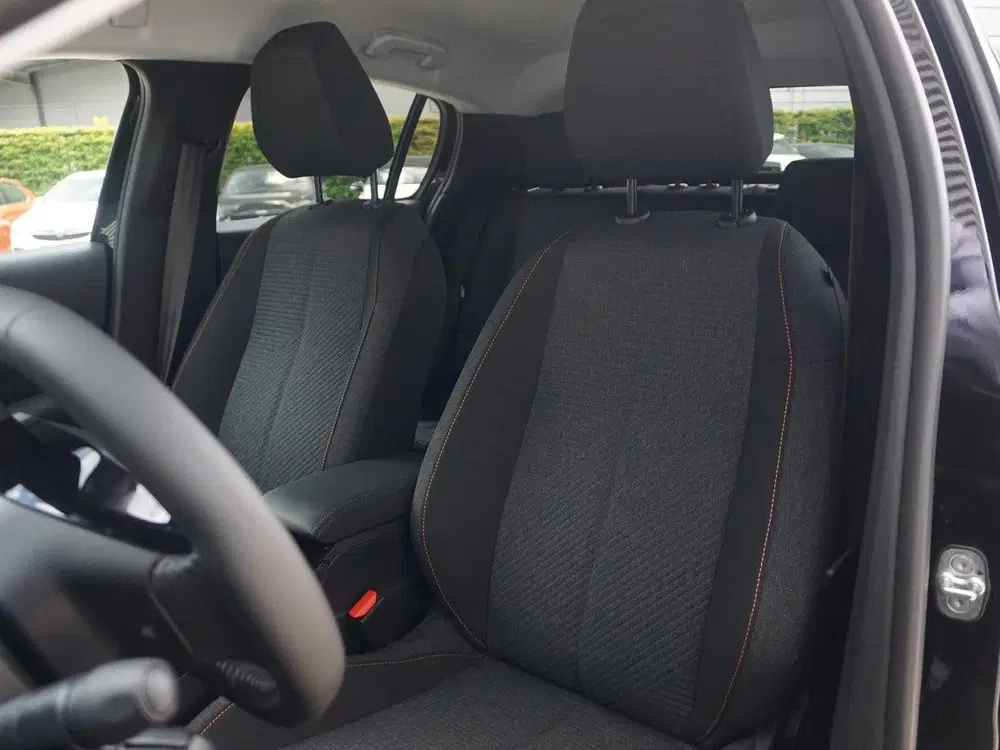 Peugeot 208 1.2 Hybrid 110 e-DCS6 Business Parkeercame uit 2026, foto 11