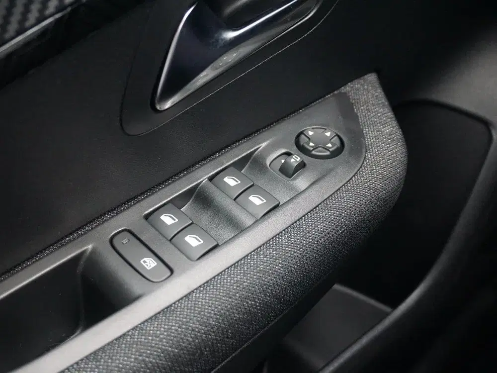 Peugeot 208 1.2 Hybrid 110 e-DCS6 Business Parkeercame uit 2026, foto 13
