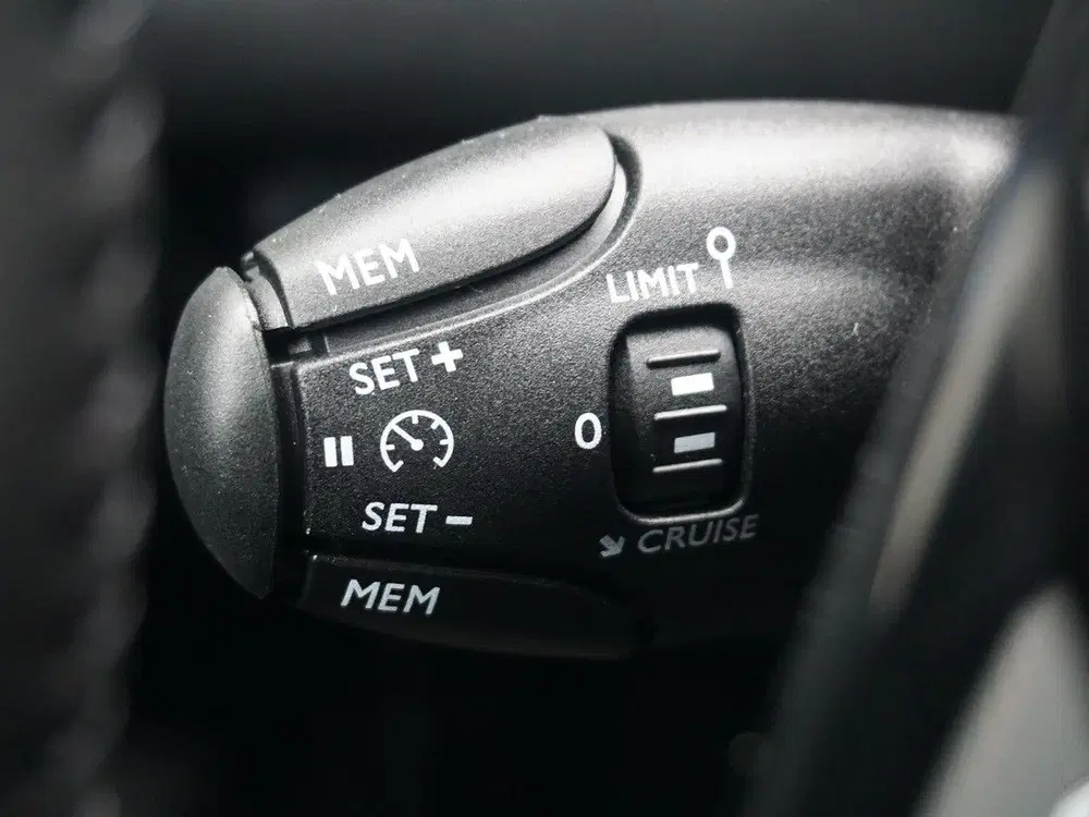 Peugeot 208 1.2 Hybrid 110 e-DCS6 Business Parkeercame uit 2026, foto 15