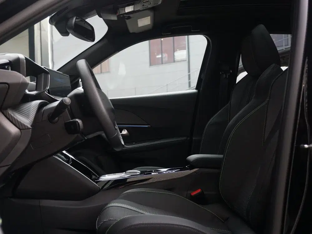 Peugeot 2008 1.2 Hybrid 145 GT uit 2025, foto 10