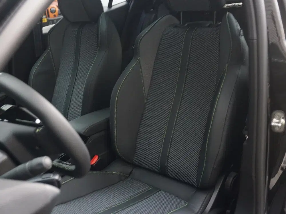 Peugeot 2008 1.2 Hybrid 145 GT uit 2025, foto 11