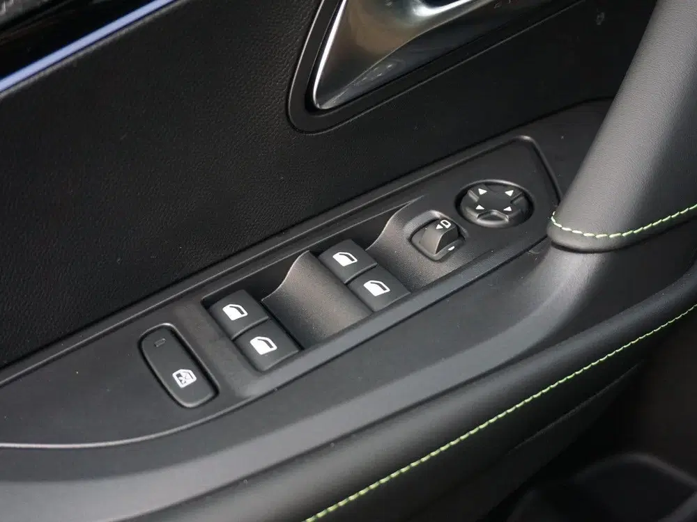 Peugeot 2008 1.2 Hybrid 145 GT uit 2025, foto 14