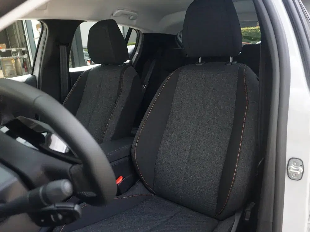 Peugeot 208 1.2 Hybrid 110 e-DCS6 Business Parkeercame uit 2026, foto 11