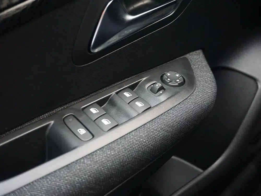 Peugeot 208 1.2 Hybrid 110 e-DCS6 Business Parkeercame uit 2026, foto 13