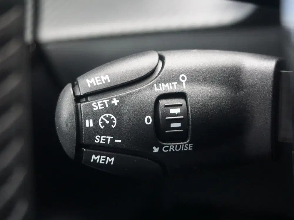 Peugeot 208 1.2 Hybrid 110 e-DCS6 Business Parkeercame uit 2026, foto 14