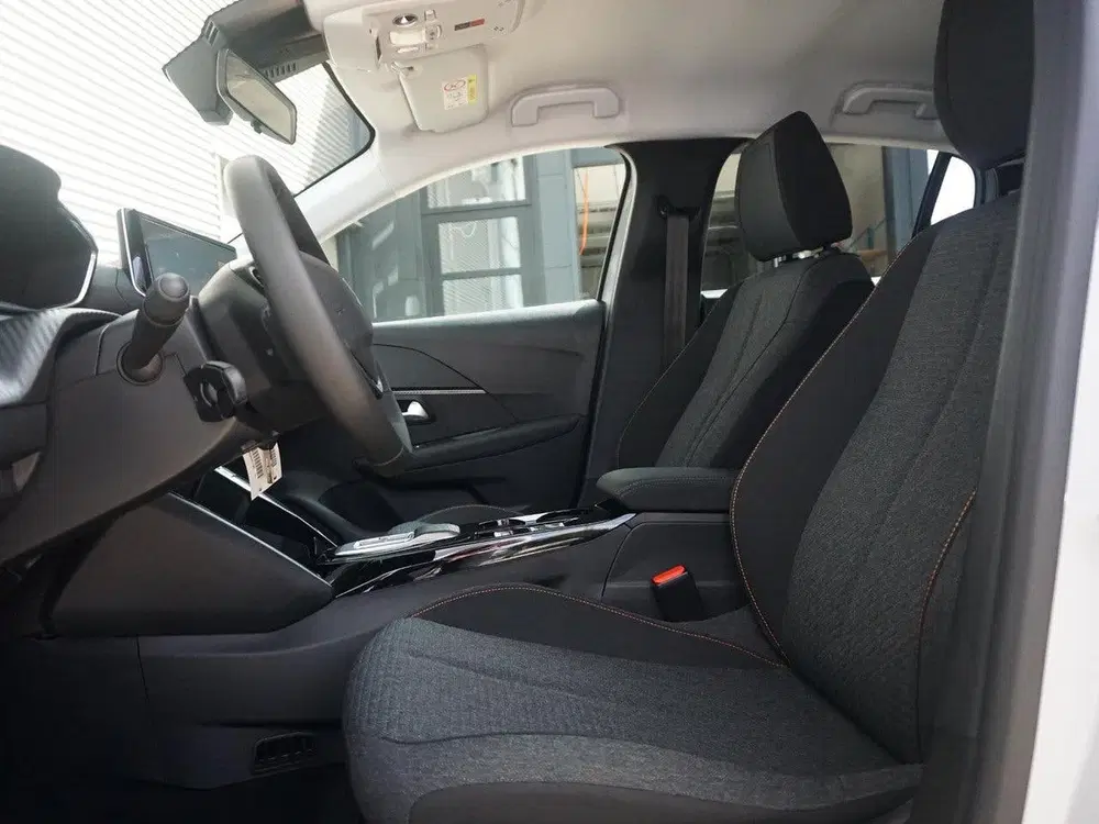 Peugeot 208 1.2 Hybrid 110 e-DCS6 Business Parkeercame uit 2026, foto 9
