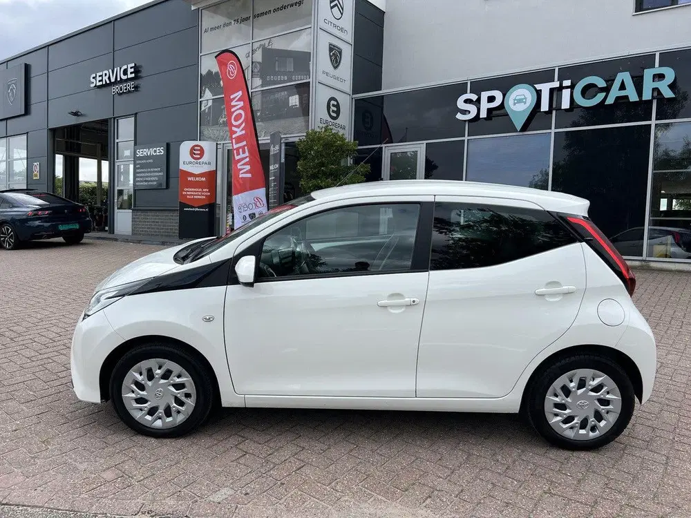 Toyota Aygo 1.0 VVT-i 72 pk x-play 5 deurs uit 2021, foto 2