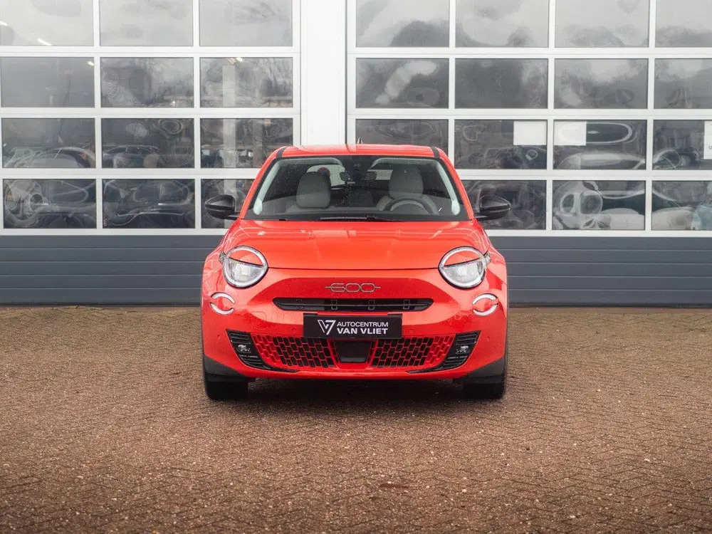 Fiat 600e La Prima 54 kWh uit 2025, foto 2