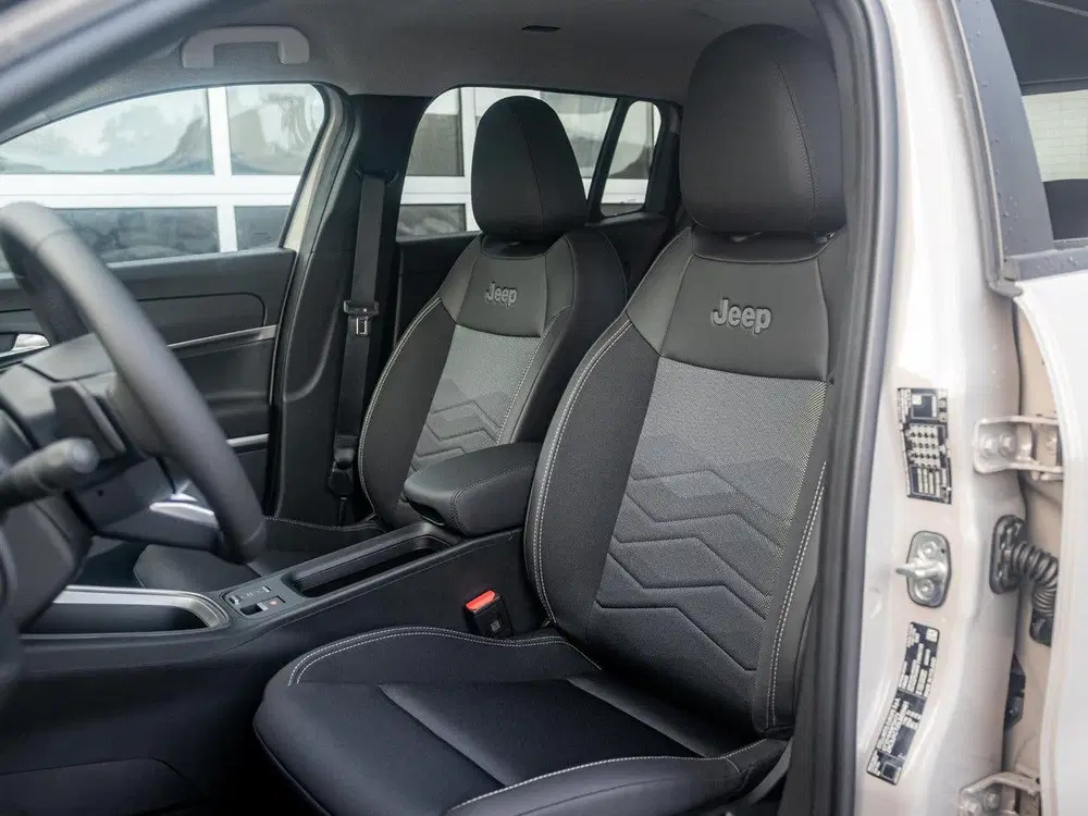 Jeep Avenger 1.2 e-Hybrid Summit uit 2025, foto 10