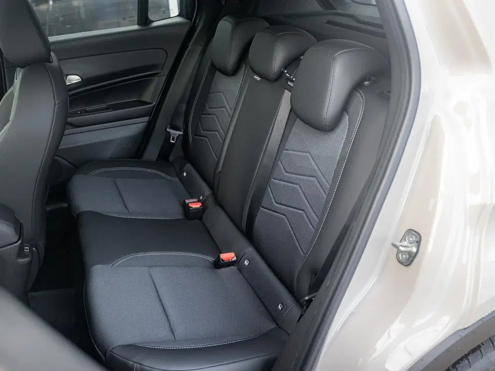 Jeep Avenger 1.2 e-Hybrid Summit uit 2025, foto 11
