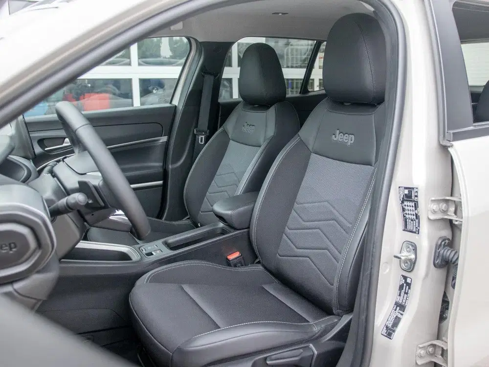 Jeep Avenger 1.2 e-Hybrid Summit uit 2025, foto 10